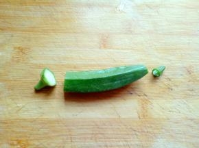 洗干净的秋葵切去根和尖，依次切完。