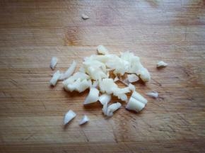 蒜拍碎，去皮再切碎。