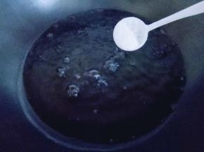 锅中加入水，大火烧开，再加入少许盐。滴几滴食用油。