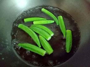把全部切好的秋葵焯水30秒捞出立即过冷水。