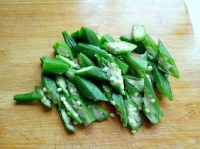 秋葵切段。