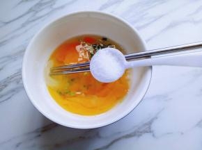 加入盐(根据个人口味放)用筷子打散。