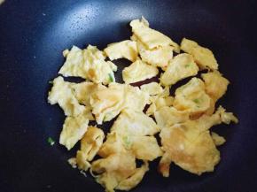 将煎好的蛋饼用铲子切块，盛出备用。