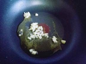 锅中再加入食用油，倒入蒜炒香。