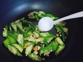 加入切好的秋葵，加入一勺糖。