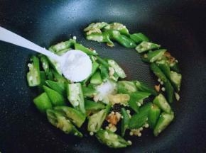 再加入盐小火翻炒均匀。