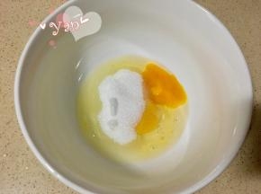 2、鸡蛋打入盆里，倒入细砂糖搅匀。