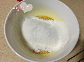 3、低筋粉、玉米淀粉、泡打粉过筛后倒入蛋液中。
