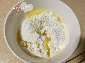 4、然后倒入牛奶、融化的黄油和盐。