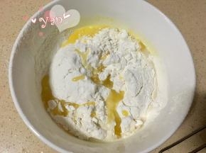 4、然后倒入牛奶、融化的黄油和盐。