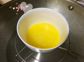 1、黄油隔热水融化。