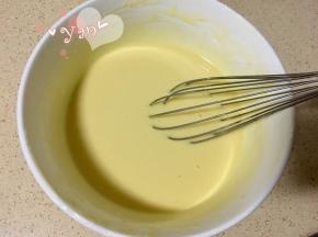 5、用打蛋器搅拌均匀，轻轻震几下，消除气泡。