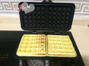 8、合上模具，开小火，来回移动模具正反各煎2-3分钟，煎的时候常打开看看，避免过头。一定要来回移动，不然受热不均匀。