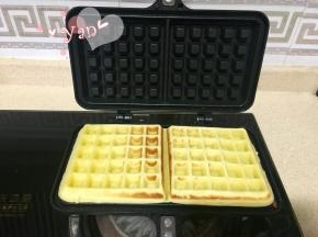 8、合上模具，开小火，来回移动模具正反各煎2-3分钟，煎的时候常打开看看，避免过头。一定要来回移动，不然受热不均匀。