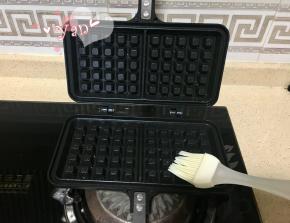 6、华夫饼模具两面小火加热，上面两面都刷油。
