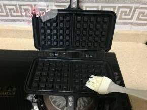 6、华夫饼模具两面小火加热，上面两面都刷油。