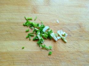 葱去皮，洗干净切碎。