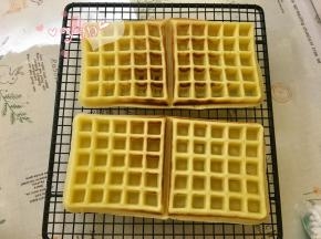 9、脱模晾凉，按自己的喜好搭配享用。