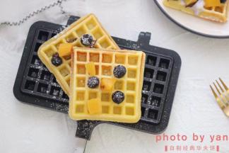 放上水果，撒点糖粉。