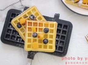 放上水果，撒点糖粉。