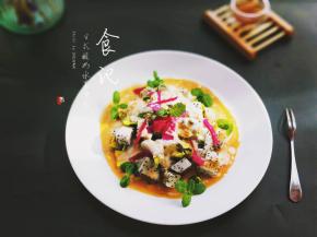 加了丘比沙拉汁牛油果吃起来不那么油腻，没味的火龙果也好吃起来。