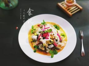 加了丘比沙拉汁牛油果吃起来不那么油腻，没味的火龙果也好吃起来。