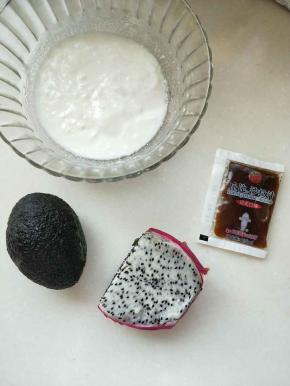 准备好材料，酸奶是无糖的，牛油果要熟透的，火龙果是昨天是剩下的不甜。