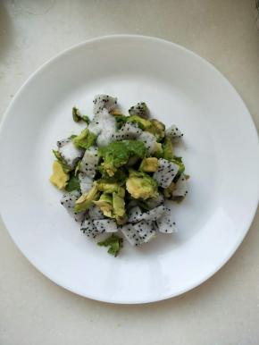 火龙果去皮切块放入盘中，牛油果熟透了用勺子挖出来的不成型了。