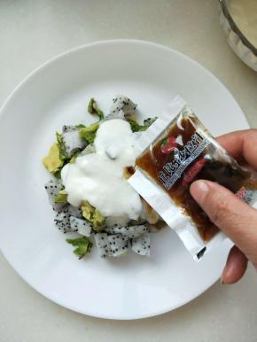 挤上日式沙拉汁