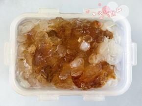 1、桃胶、皂角米浸泡20小时以上。浸泡2小时后换一次水，泡发后的水不要倒掉。