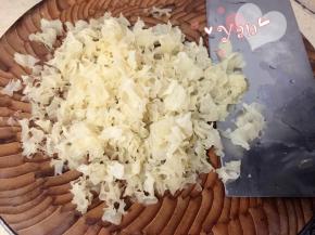 2、银耳泡发后切小块。