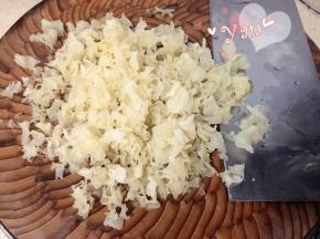 2、银耳泡发后切小块。