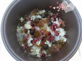3、将泡发后的桃胶、皂角米、银耳，桂圆、蔓越莓倒入锅里。