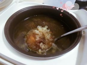 5、煮好的红糖味桃胶皂角米蔓越莓银耳桂圆羹。