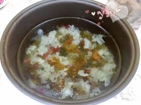 4、倒入适量水和红糖，放电饭锅煮至起胶。也可用高压锅或煮锅。