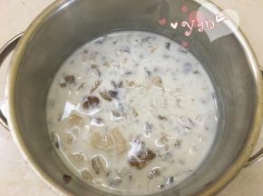 6、剩余的加冰糖煮熟后，最后放牛奶煮几分钟即可，好香好滑。