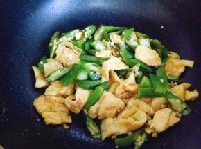 加入鸡蛋翻炒均匀，可以出锅。