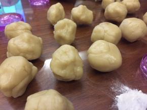 再把面团，揉成一个一个小剂子，20克一个；