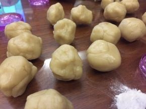 再把面团，揉成一个一个小剂子，20克一个；