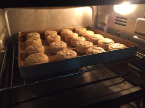 放入烤箱，上下火175度，先烤5分钟，定型；