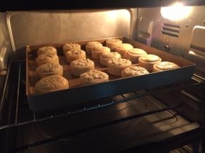 放入烤箱，上下火175度，先烤5分钟，定型；