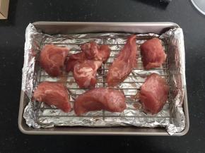 码上肉块，刷上腌制肉块的汤汁。