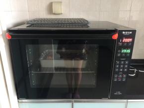 将ukoeoE6050风炉烤箱设定温度为200度、加热时间为40分钟，达到设定温度后会有智能提示音，接下来放入烤盘进行烘烤。