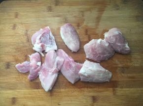 猪肉洗干净切成小块备用。