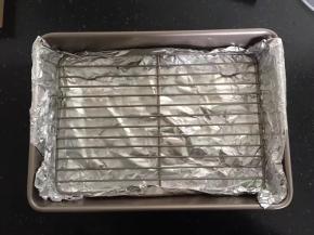 学厨wk9266模具铺上锡纸后放入烤网。