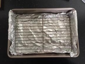 学厨wk9266模具铺上锡纸后放入烤网。