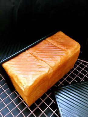 时间到后立即取出脱模，吐司要横放避免塌腰。