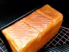 时间到后立即取出脱模，吐司要横放避免塌腰。