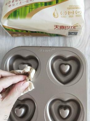 准备模具洗干净，用厨房纸擦干