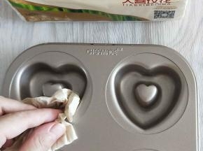 准备模具洗干净，用厨房纸擦干
